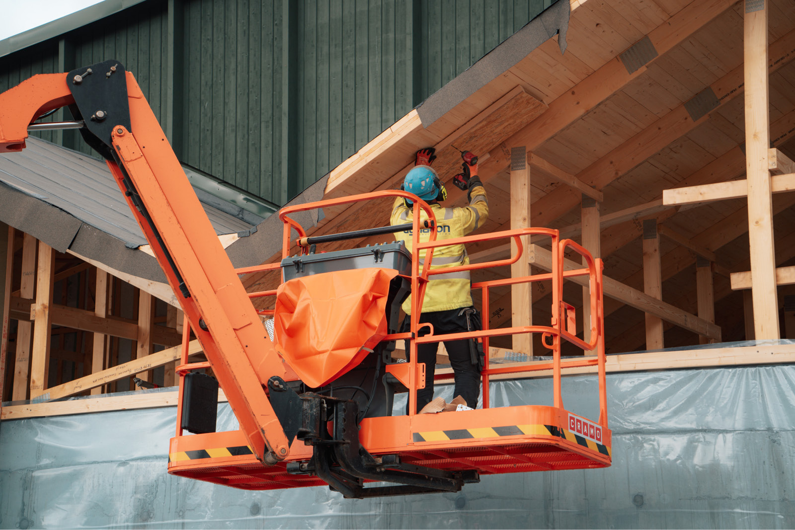 Masonite Beams lättbalk monteras.